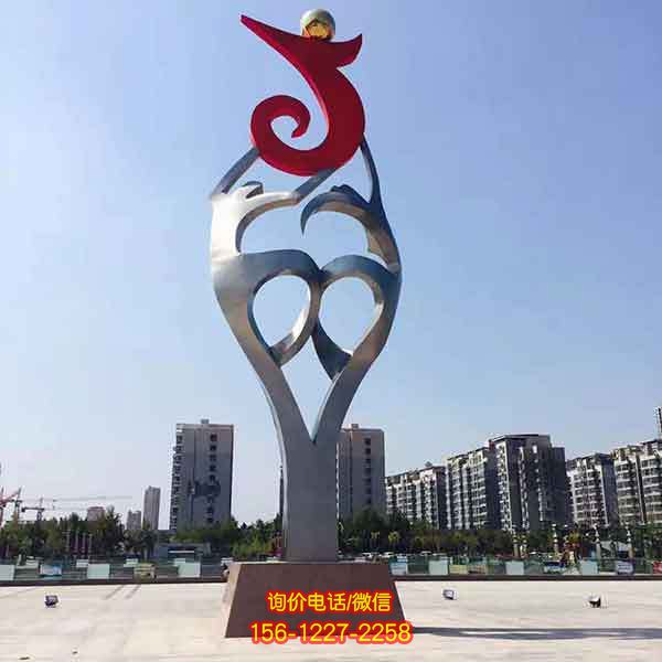 抽象不锈钢雕塑：融合人物与景观的艺术精品
