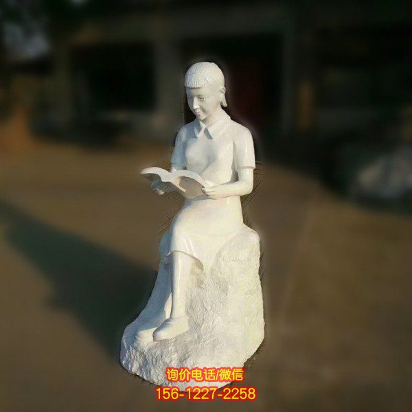 看书人物石雕，装点公园校园
