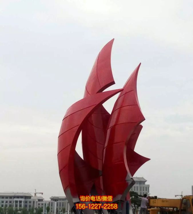 不锈钢彩绘雕塑，为广场增添独特景观