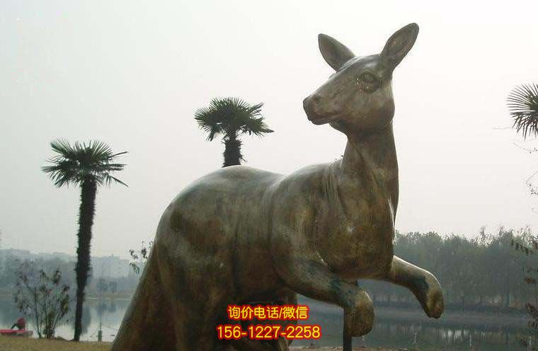 袋鼠雕塑-户外广场站立一只大型不锈钢袋鼠雕塑