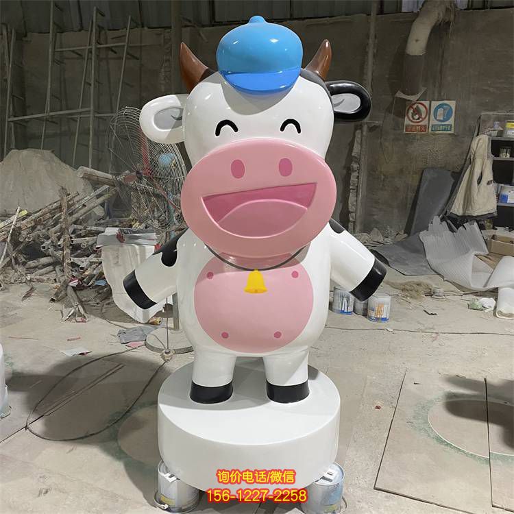 儿童乐园玻璃钢卡通奶牛雕塑