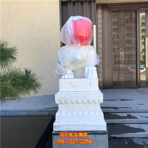 别墅门口摆放汉白玉浮雕石狮子门墩雕塑