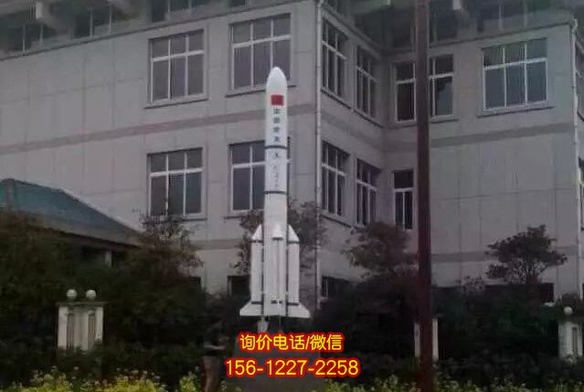 街道边摆放的玻璃钢彩绘火箭雕塑