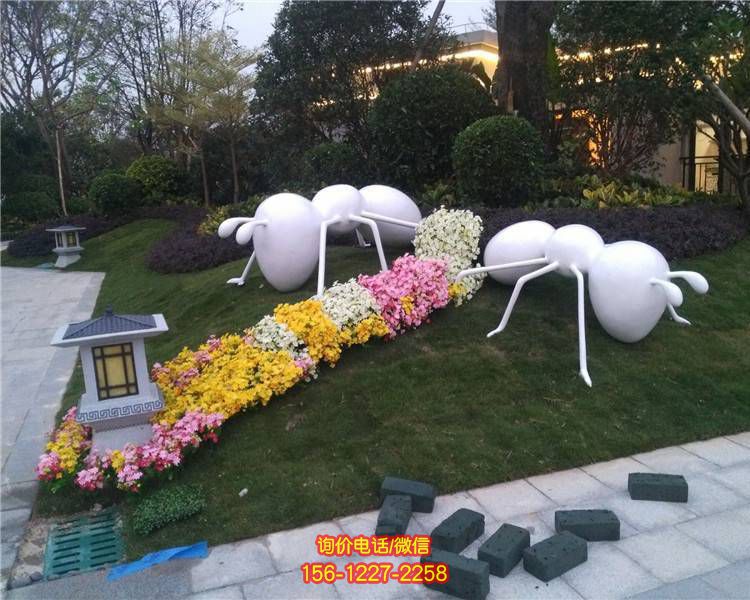小区花园草地摆放玻璃钢抽象大型蚂蚁雕塑