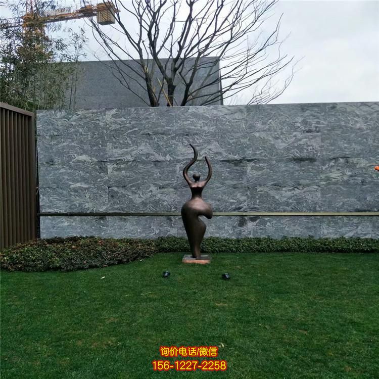 小区售楼部草地装饰创意玻璃钢仿铜抽象人物雕塑