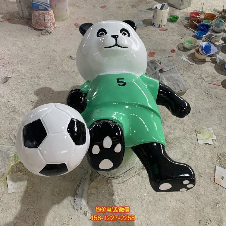 玻璃钢卡通熊猫踢足球公仔雕塑