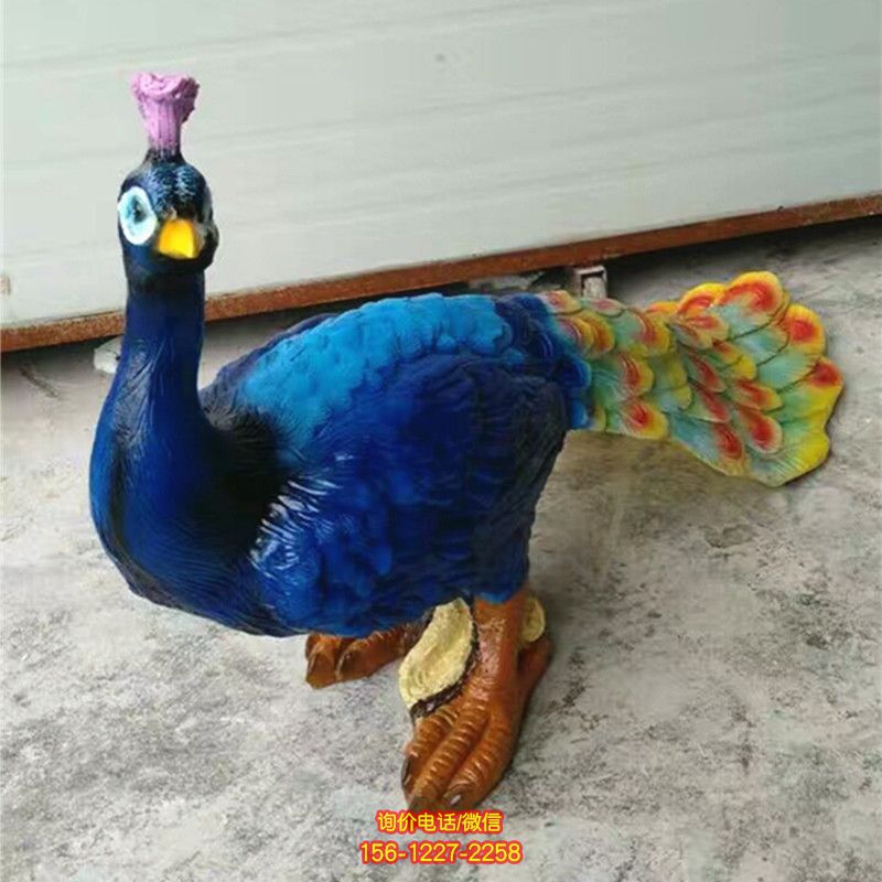 草地上一只歪头的玻璃钢彩绘孔雀雕塑