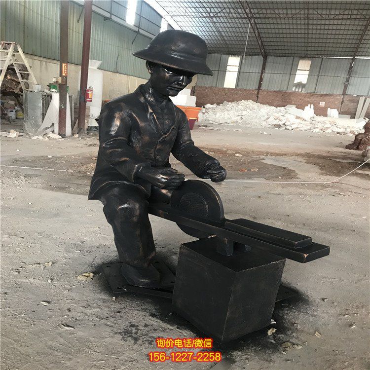 民俗情景主题玻璃钢仿铜城市街道人物雕塑