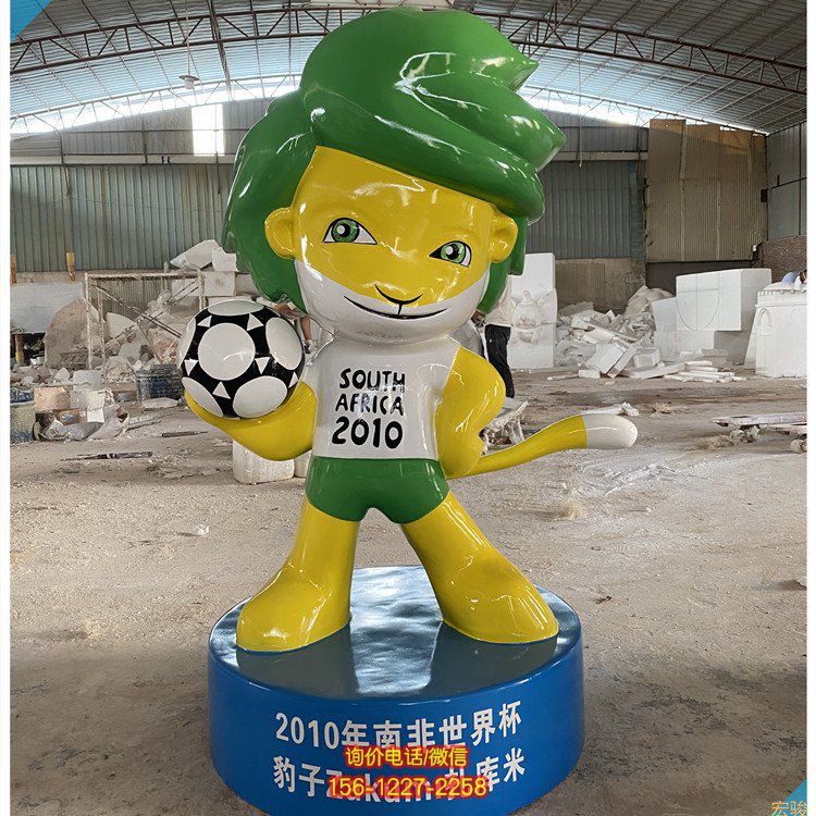 足球老虎卡通公仔，玻璃钢体育运动主题卡通形象雕塑