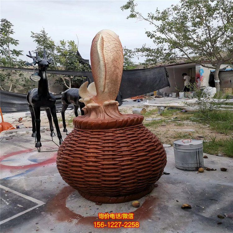 小区广场摆放玻璃钢景观鱼雕塑