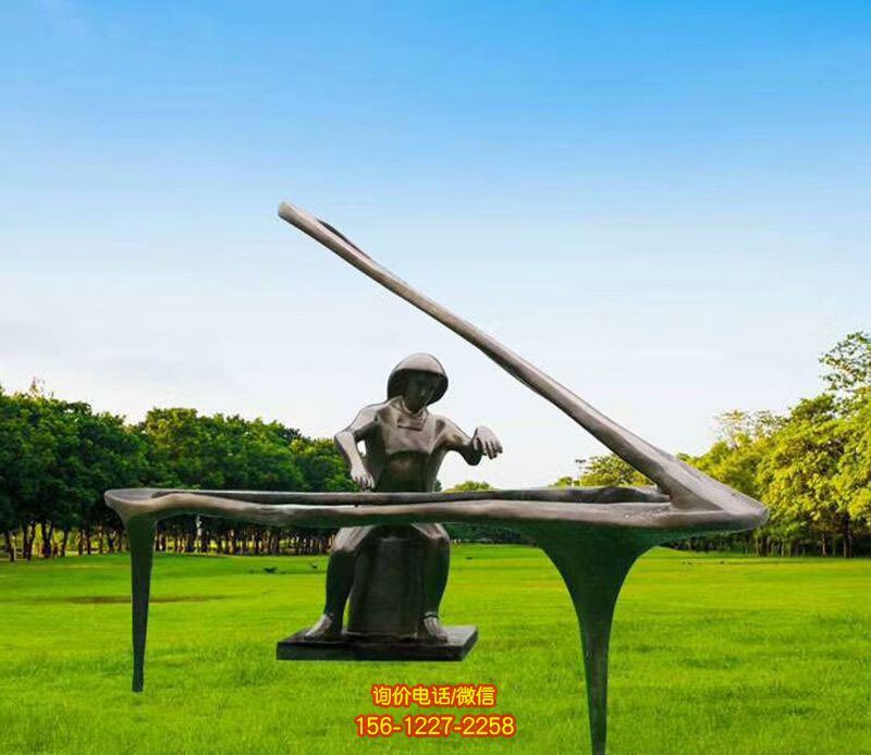 草坪弹钢琴的不锈钢钢琴雕塑