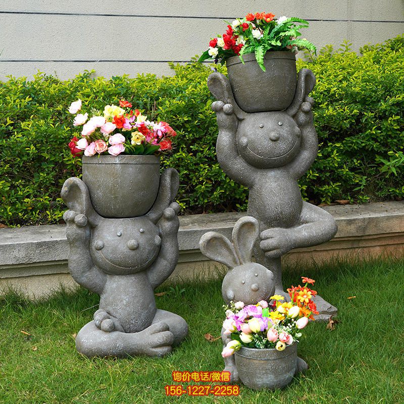 公园草坪头顶花盆的大理石兔子雕塑