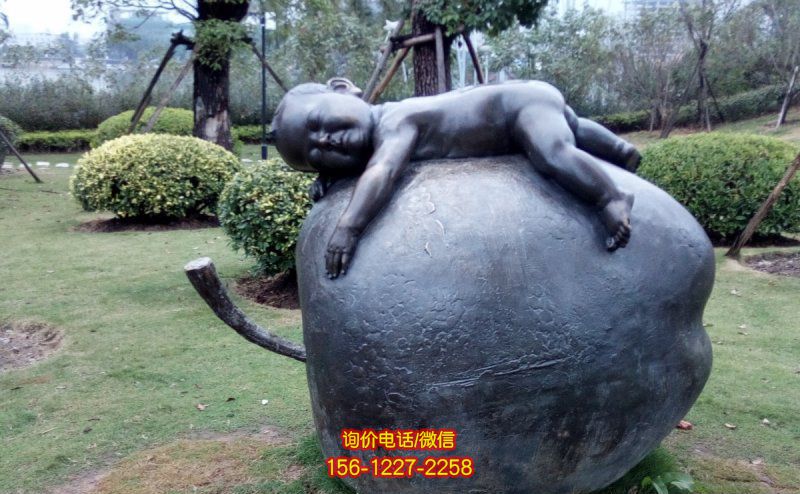 园林景区铸铜做旧小孩爬苹果铜雕