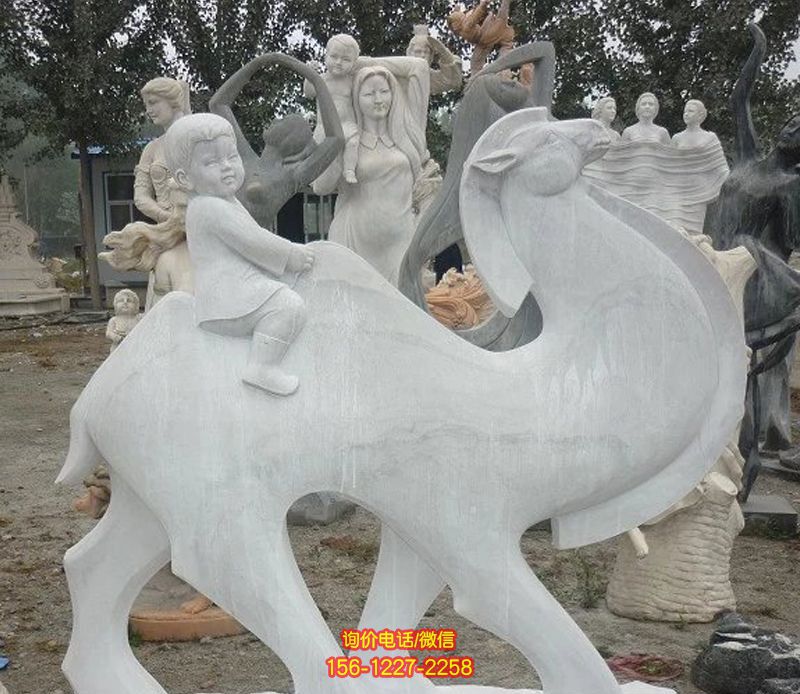 公园里摆放的汉白玉石雕抽象的骆驼雕塑