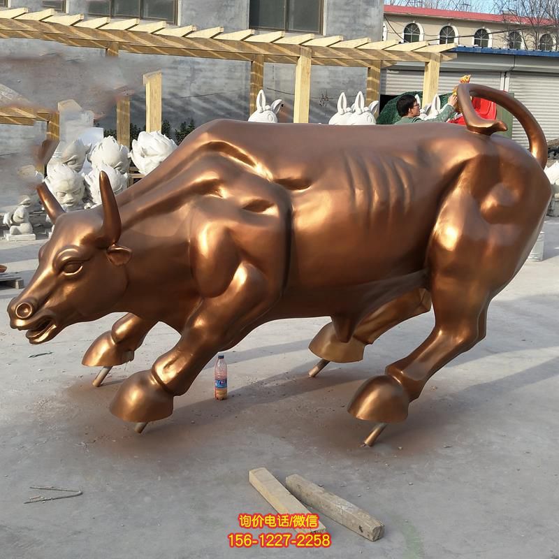 街道上摆放的向后蹲的玻璃钢喷漆华尔街牛 街道上摆放的向后蹲的玻璃钢喷漆华尔街牛