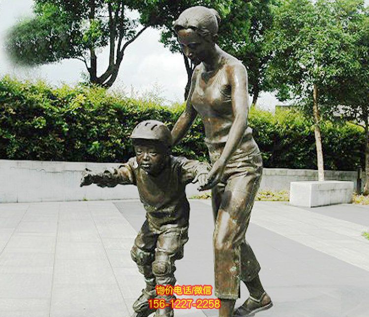 广场小孩玩滑旱冰鞋人物玻璃钢雕塑