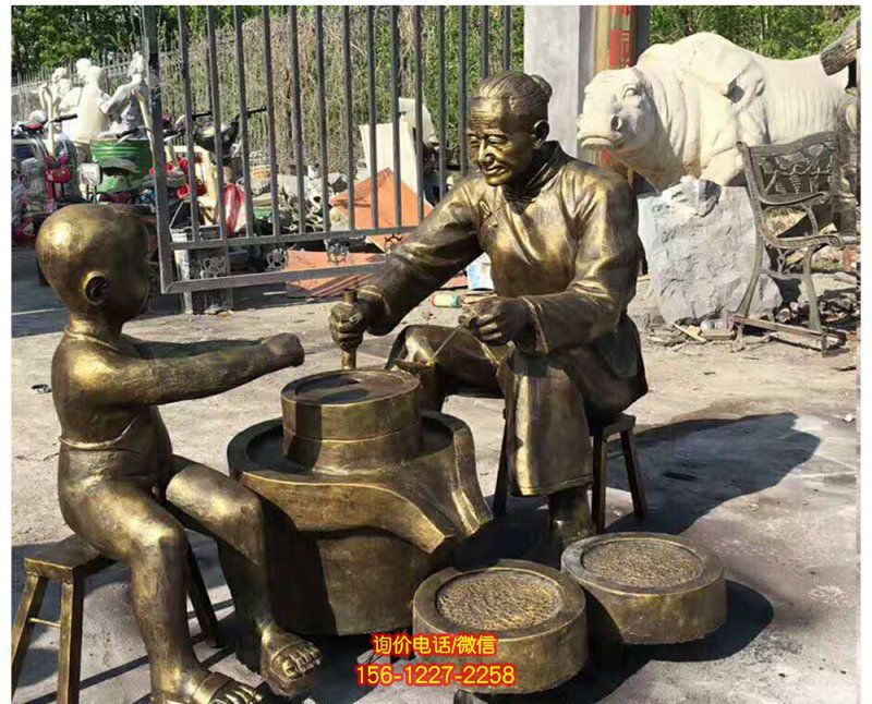 公园帮老人磨豆浆的铜雕老人雕塑 公园帮老人磨豆浆的铜雕老人雕塑