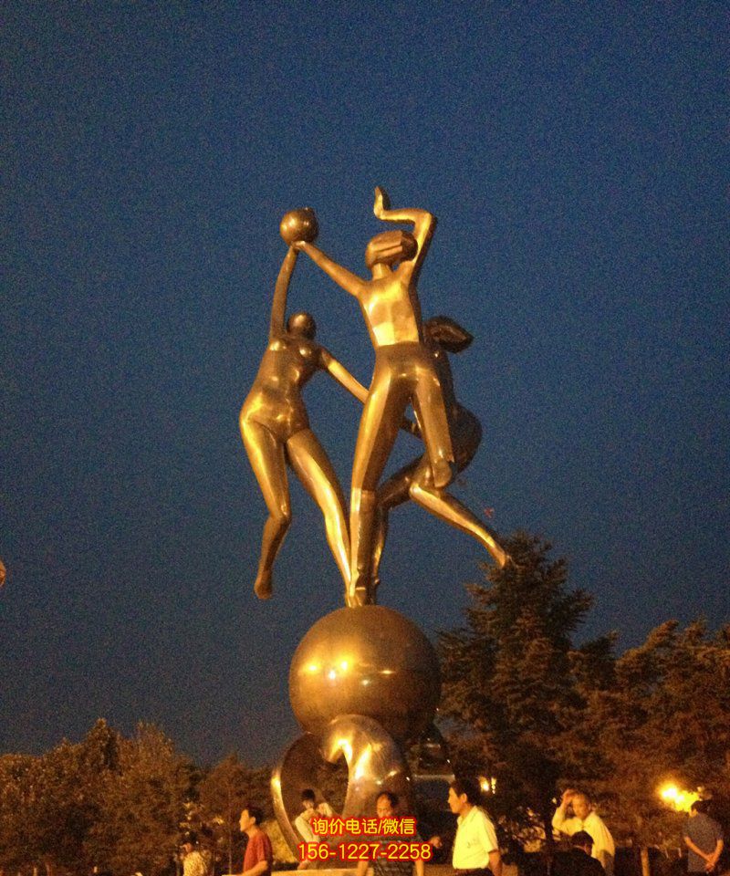 小区广场打排球的女孩景观玻璃钢仿铜雕 小区广场打排球的女孩景观玻璃钢仿铜雕