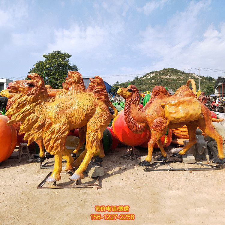 公园街道摆放的玻璃钢喷漆的骆驼雕塑