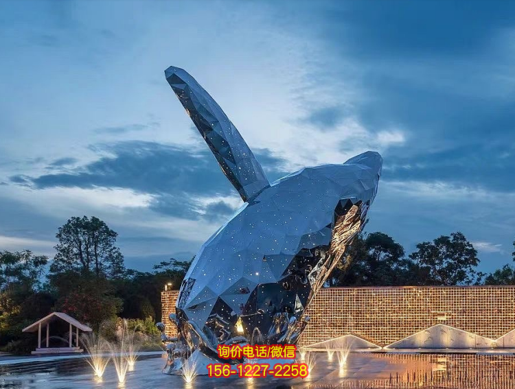 不锈钢块面鲸鱼，创意出水大鱼雕塑