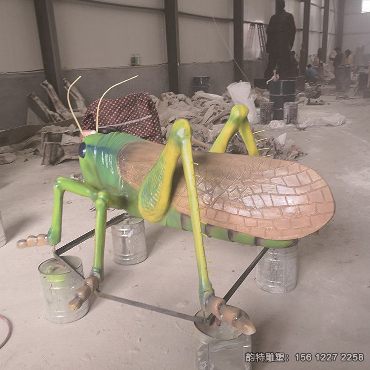 玻璃钢仿真蚱蜢雕塑 是人类与自然共处的写照 玻璃钢仿真蚱蜢雕塑 是人类与自然共处的写照