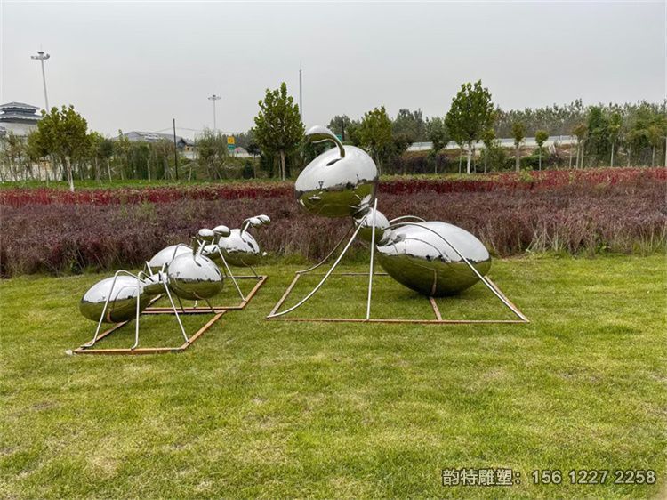 不锈钢镜面蚂蚁雕塑 为城市注入了一丝活力和灵性 不锈钢镜面蚂蚁雕塑 为城市注入了一丝活力和灵性