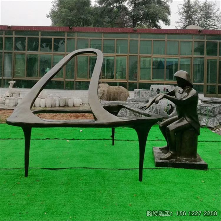 弹钢琴雕塑02 弹钢琴雕塑02