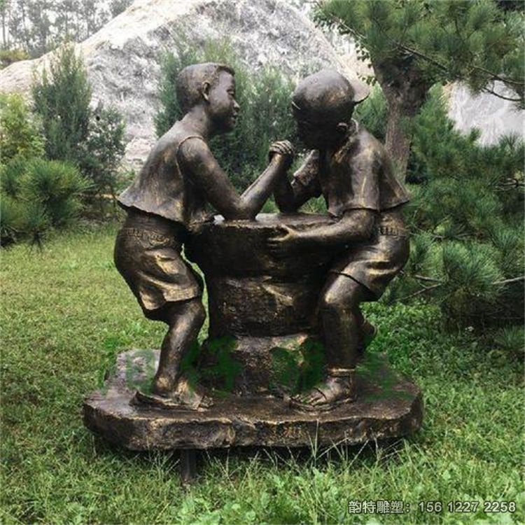 玻璃钢童趣主题雕塑,两个小孩掰手腕雕塑 玻璃钢童趣主题雕塑,两个小孩掰手腕雕塑