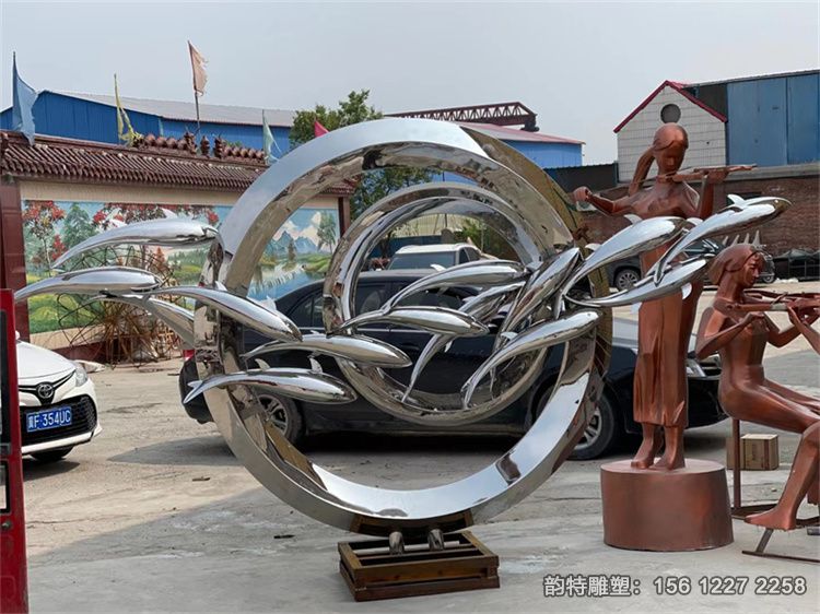 不锈钢鱼雕塑95