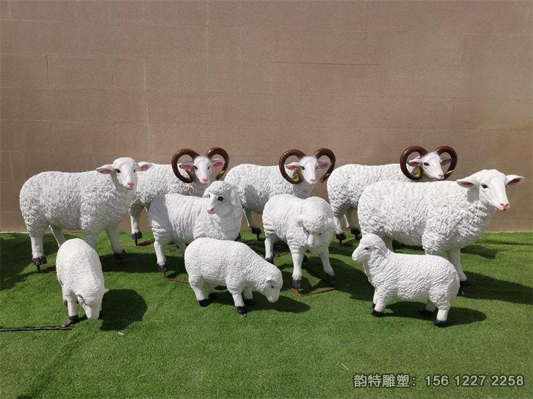 仿真绵羊雕塑,玻璃钢羊群雕塑定制 仿真绵羊雕塑,玻璃钢羊群雕塑定制