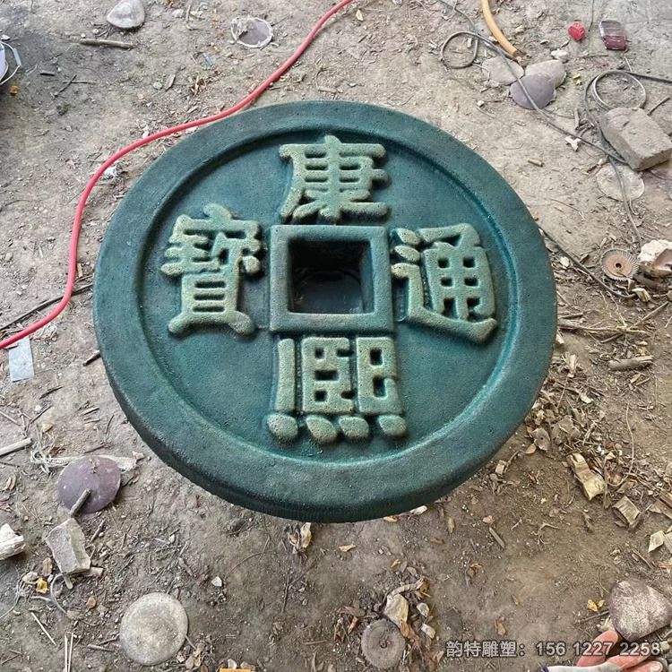 铜钱雕塑01