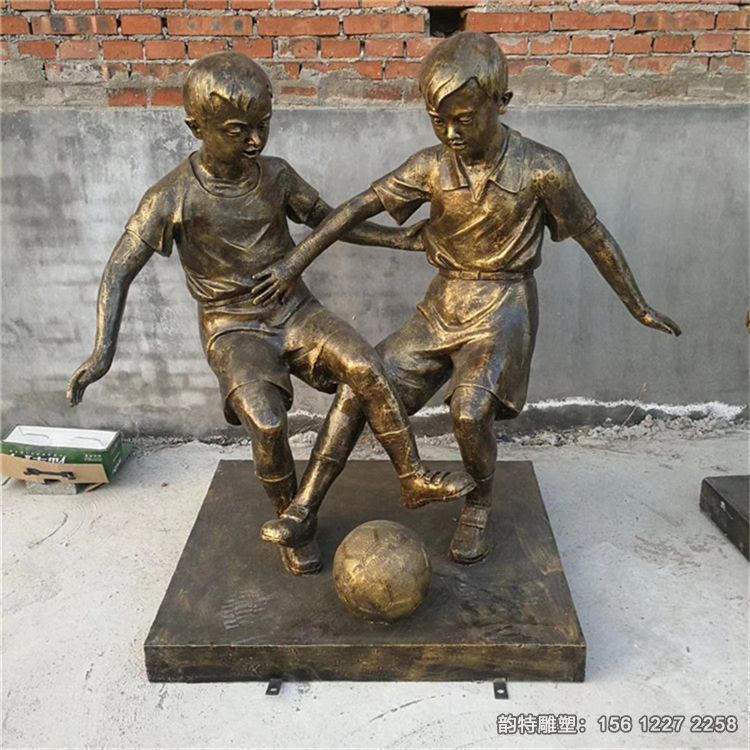 公园两个小孩踢足球雕塑,校园运动人物雕塑加工厂家 公园两个小孩踢足球雕塑,校园运动人物雕塑加工厂家