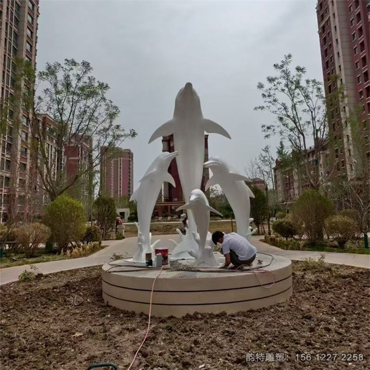 玻璃钢海豚雕塑安装现场 母子海豚组合造型案例 玻璃钢海豚雕塑安装现场 母子海豚组合造型案例