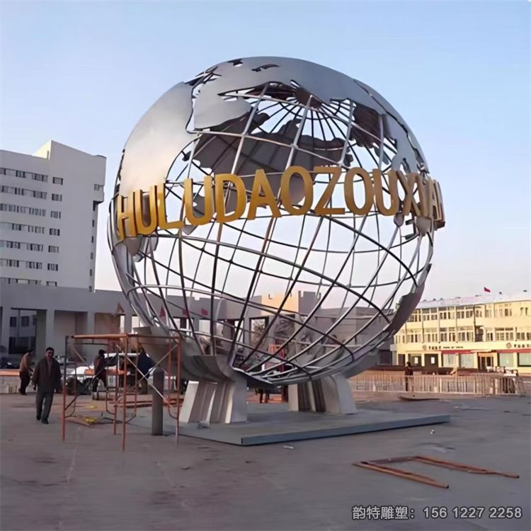 会转动的大型不锈钢地球仪雕塑实物图 会转动的大型不锈钢地球仪雕塑实物图