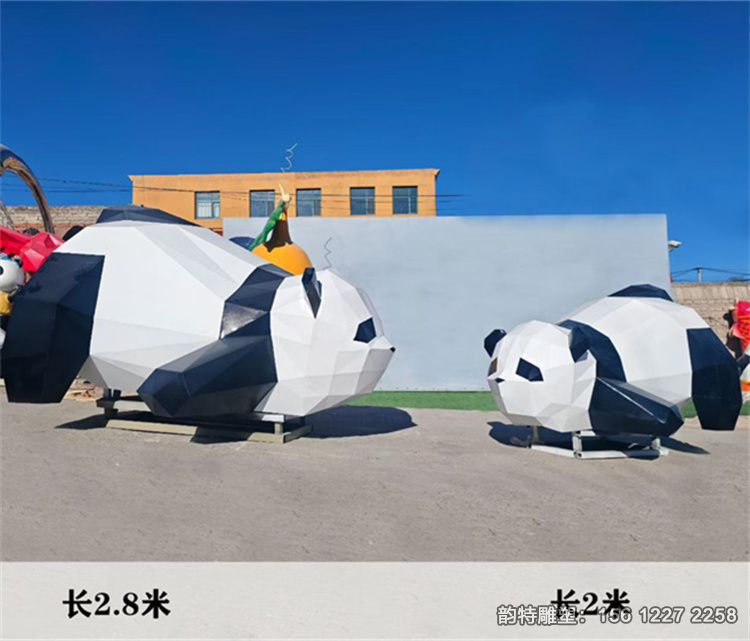 不锈钢熊猫雕塑案例分享 户外几何熊猫实拍图