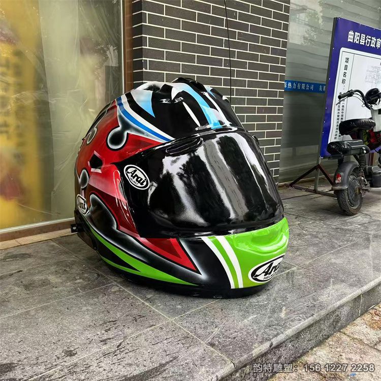 大型头盔雕塑实物拍摄 玻璃钢头盔售卖屋定制