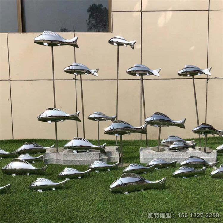 不锈钢小鱼雕塑实拍图 一条条小鱼组成的鱼群雕塑