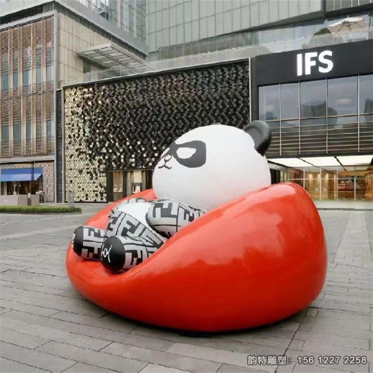 卡通熊猫雕塑作品 玻璃钢熊猫定制厂家