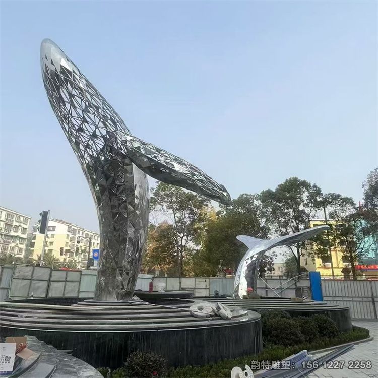 大型镂空鲸鱼雕塑安装实拍图 不锈钢鲸鱼雕塑定制