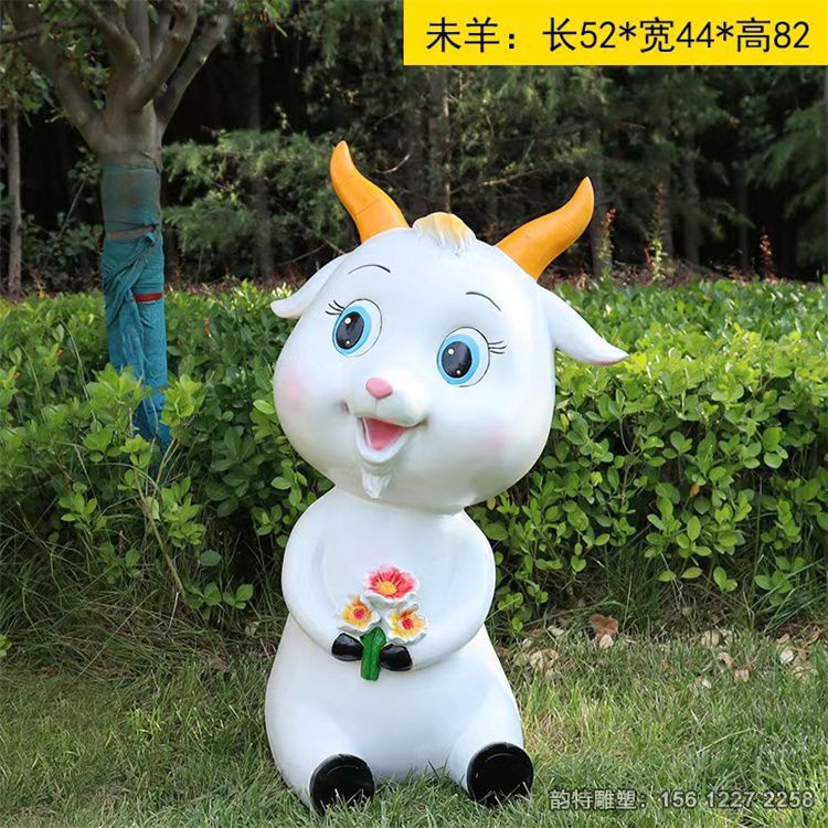 卡通十二生肖雕塑勾起了成人的童年时光