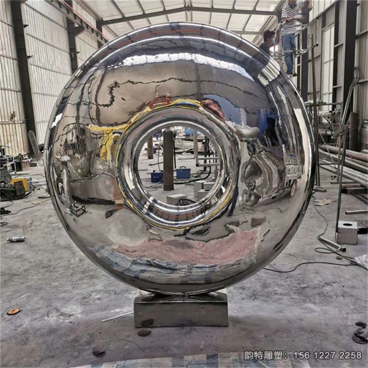 镜面不锈钢圆环雕塑 环形月亮雕塑实拍图