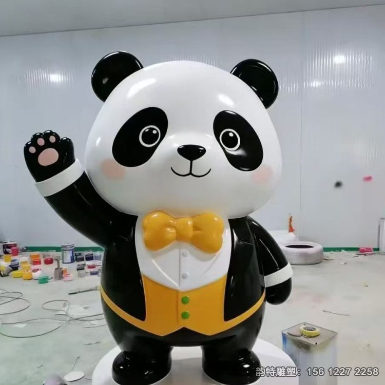 迎宾熊猫雕塑 向每一位游客传递着友善的问候和欢迎