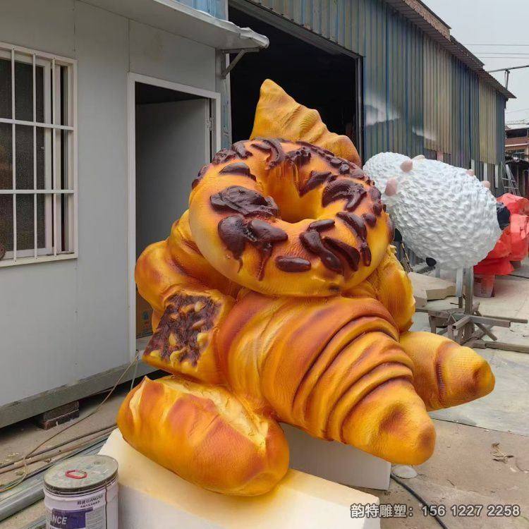 仿真牛角面包雕塑实拍图 玻璃钢雕塑制作厂家