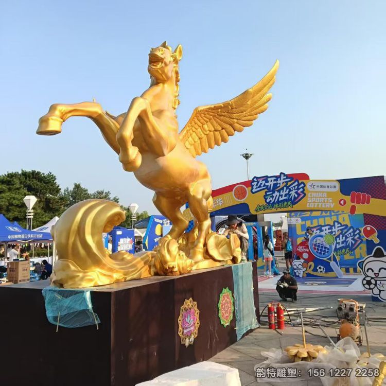 玻璃钢飞马雕塑  变成了城市一道亮丽的风景线