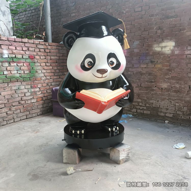  可爱的读书熊猫雕塑造型 玻璃钢卡通雕塑定制