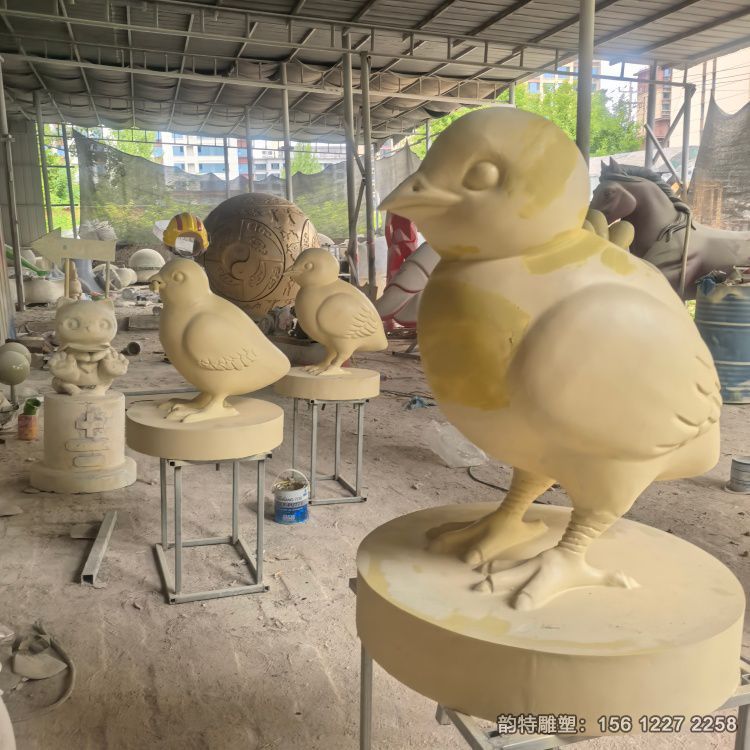 玻璃钢仿真鸡雕塑 还能起到辅助驱鸟护苗的作用