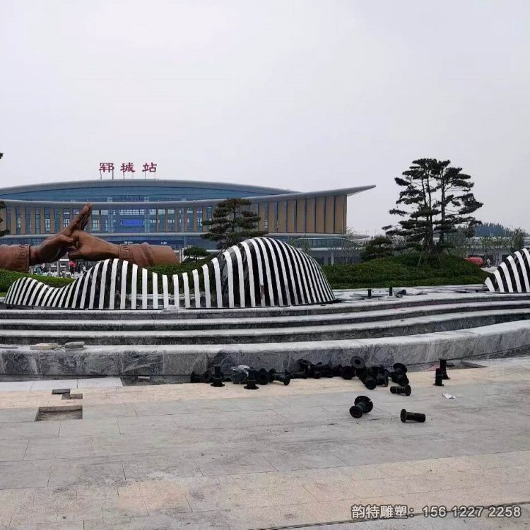 镜面假山雕塑 象征着事业的厚重根基与生活的安稳顺